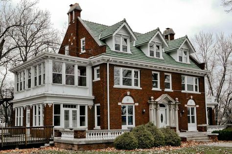 Sunroom Study, Preppy Pinterest, Colonial House Exteriors, Colonial Mansion, City Block, Brick Exterior House, Casas Coloniales, Colonial Revival, Old House Dreams