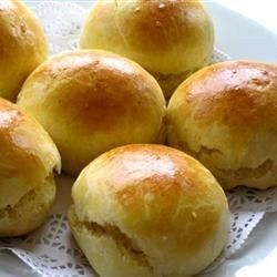 Blue Ribbon Overnight Rolls | "I baked these for Thanksgiving and everyone including myself loved them. They were light and very tasty, slightly sweet and buttery." Overnight Buns Recipe, Overnight Buns, Overnight Rolls, Yeast Dinner Rolls, No Yeast Dinner Rolls, Blue Ribbon Recipes, Easter Menu, Easy Rolls, Breaking Bread