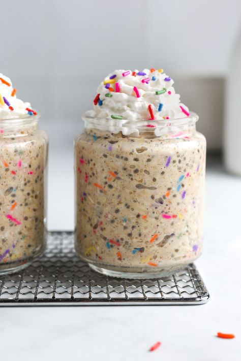 Birthday Cake Overnight Oats, Healthy Birthday Cake, Gluten Free Overnight Oats, Cake Overnight Oats, Vanilla Overnight Oats, Gluten Free Birthday Cake, Healthy Birthday Cakes, Overnight Oats With Yogurt, Healthy Birthday