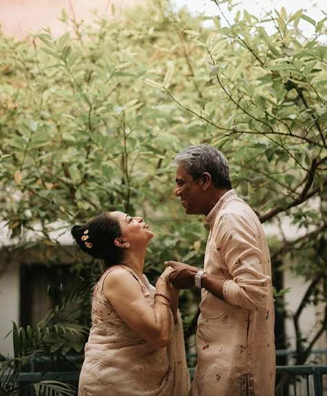 Indian Old Couple Photography, Old Couple Photography, India Aesthetic, Old Couple, Indian Couple, Wedding Pose, Ganesh Wallpaper, Indian Rug, Couple Pose