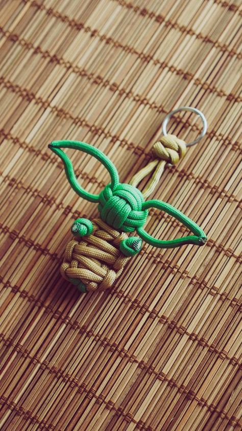 2 Color Paracord Keychain Diy, Yoda Paracord, Paracord Keychain Tutorial, Paracord Instructions, Diy Baby Yoda, Yoda Keychain, Paracord Patterns, Paracord Jig, Keychain Tutorial