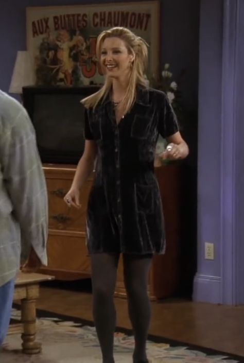 Phoebe - Friends Phoebe Dress Friends, Phoebe Friends Outfits Season 1, Pheobe Buffay Outfits 90s, Dress Like Phoebe Buffay, Phoebe Buffay Dress, Phebeo Buffay Style, Phoebe Outfits Friends, Friends Outfits 90s Phoebe, Pheobe Outfits Friends