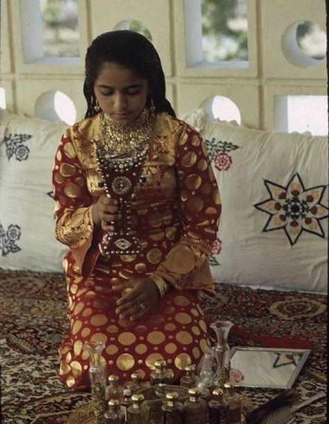 Hind bint Maktoum bin Juma Al Maktoum, 1979 History Uae, Arabian Women, Arab Culture, My Prince Charming, Classy Photography, She Girl, Fashion Marketing, Traditional Fashion, Couple Aesthetic