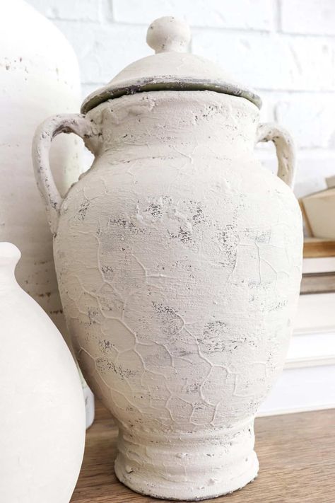 Do you have old ceramic vases around that no longer fit your style? These DIY textured painted ceramics are a great idea to consider. Ceramic Vases Diy, Diy Painted Vases, Painted Ceramic Planter, Ceramic Crock, Hanging Craft Ideas, Painted Ceramics, Flower Pot Design, Old Vases, Crackle Painting