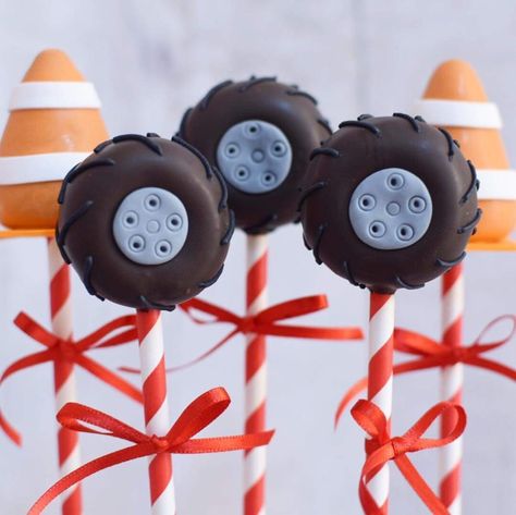 Race Car Cakepops, Car Theme Cake Pops, Disney Cars Cake Pops, Tire Cake Pops, Lightning Mcqueen Cake Pops, Two Fast Cake Pops, Fast One Dessert Table, Race Car Cake Pops, Hot Wheels Cake Pops