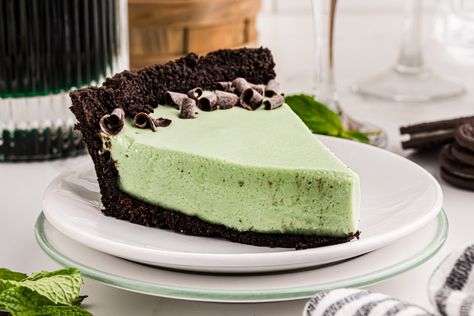 Grasshopper Pie - Cool, creamy, minty delight! Grasshopper Cheesecake Recipe, Grasshopper Cheesecake, Mint Chocolate Cheesecake, Mint Cheesecake, Torte Cupcake, Green Cake, Mint Cookies, Köstliche Desserts, Chocolate Cheesecake