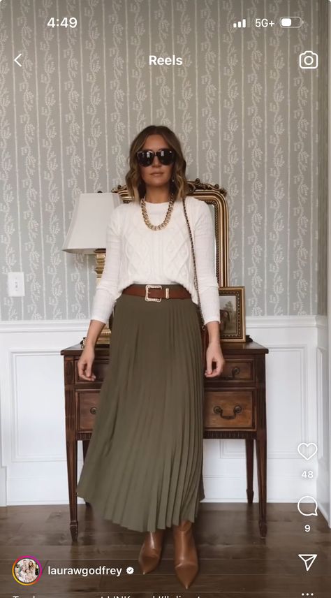 Khaki Skirt Outfits, Vintage Skirt Outfit, Long Khaki Skirt, Ladylike Outfits, French Inspired Fashion, Skirt Outfit Fall, Green Pleated Skirt, Olive Skirt, Skirt Outfits Fall