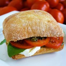 Fresh tomato, basil, mozzarella, and pesto Caprese sandwich. My favorite summer vegetable sandwich. It's the best ever! Caprese Sandwich Recipe, Pesto Sandwich, Caprese Sandwich, Summer Sandwiches, Skip To My Lou, Cold Sandwiches, Pesto Recipe, Recipe For Mom, Sandwich Recipes