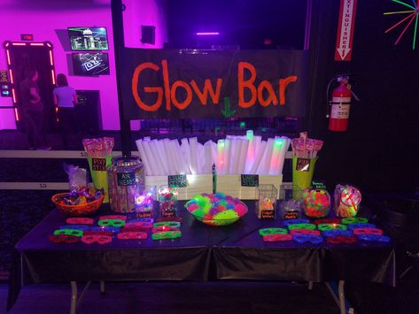 Cool Party Ideas Decoration, Glow In The Dark Karaoke Party, Glow In The Dark Graduation Party, Glow In The Dark Bday Party, Cute Birthday Party Ideas For 13, Glow Bar Party Ideas, Glow And The Dark Party Ideas, Neon Birthday Party For Teens, 13th Party Ideas