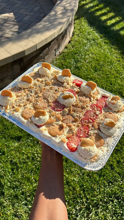 strawberry banana pudding. Banana Pudding Decoration, Banana Pudding Strawberries, Strawberry Banana Pudding, Strawberry Banana, Banana Pudding, Food Cravings, Decor Crafts, Sweet Tooth, Delicious Desserts