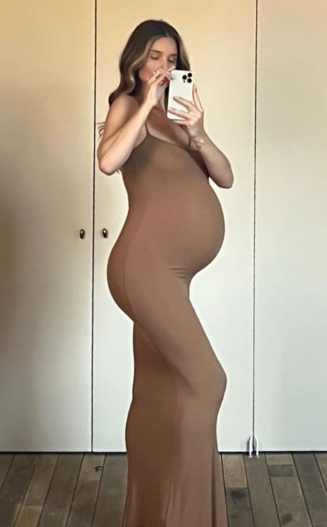 Rosie Huntington Whiteley Pregnant, Birth Manga, Rose Huntington, Pregnant Outfit, Close Family, Pretty Pregnant, Tight Fitted Dresses, Rosie Huntington, Maternity Outfits