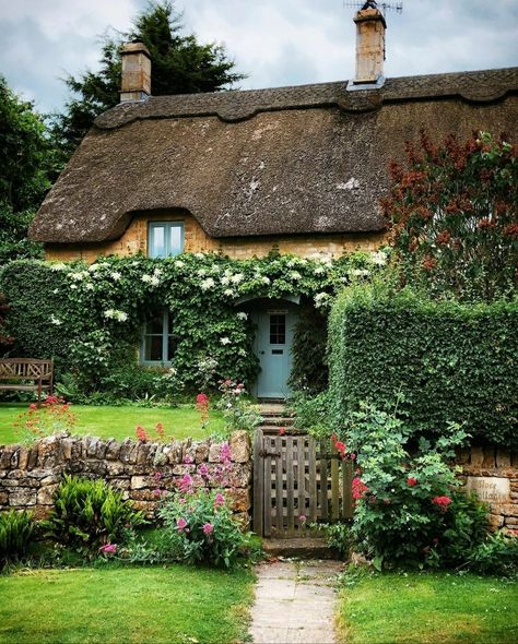 Cottagecore | _alina_dragan_ British Cottage, English Country Cottages, Cute Cottages, Cotswolds Cottage, Roof House, Fairytale Cottage, Cottage Exterior, Casas Coloniales, English Cottage Garden