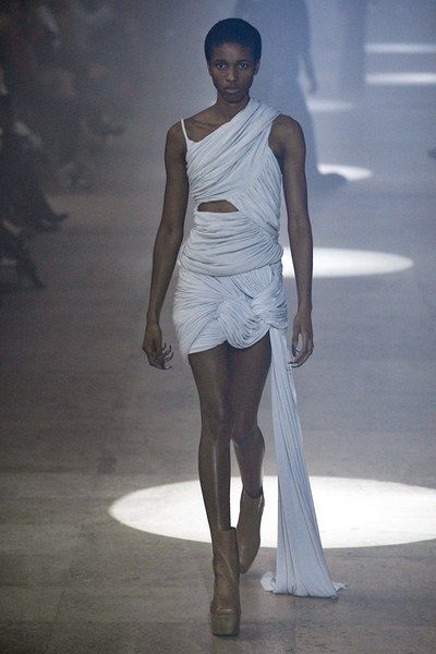 Rick Owens Fall 2019 Ready-to-Wear Collection - Vogue Rick Owens Draping, Rick Owens Fashion, White Ball Gowns, Rick Owens Women, Only Fashion, Fashion Show Collection, Fashion Today, Vogue Paris, Looks Style