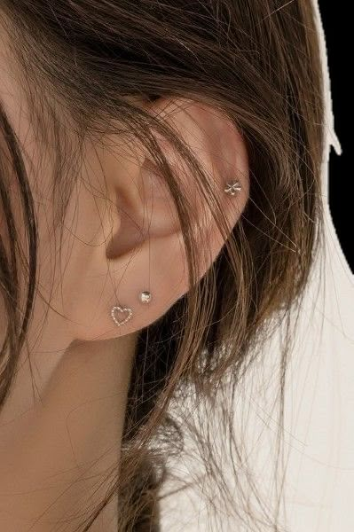 Minimalistic Ear Piercings, Anting Korean Style, Korean Piercings, Ear Piercings Korean, Ear Piercings Two, Korean Ear Piercing, Piercing Set Up, Minimal Ear Piercings, Ear Piercings Women