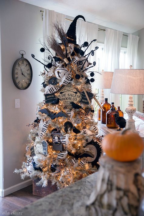 DIY Halloween tree with a vintage witch and broom theme Diy Halloween Tree, Fall Christmas Tree, Halloween Tree Decorations, Halloween Christmas Tree, Spooky Vintage, Halloween Decor Diy, Diy Halloween Decor, Adornos Halloween, Halloween Tree