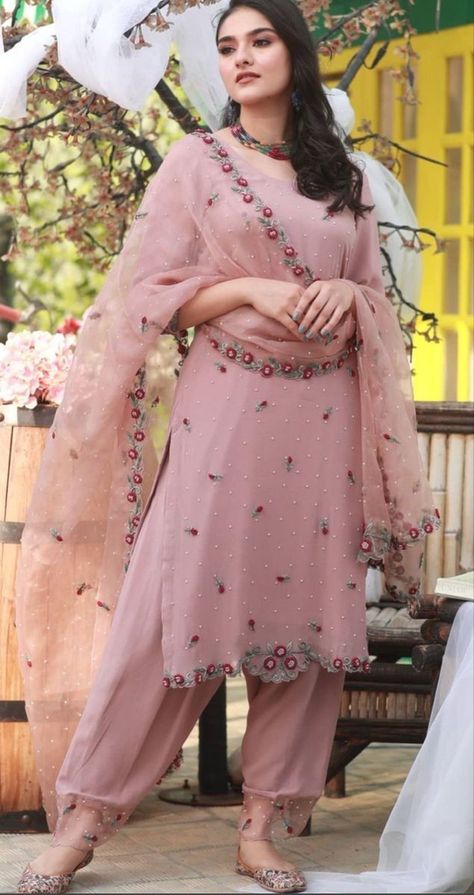 Pink Suits Women, Bandhani Lehenga, Kashmiri Suits, Suit Details, Embroidered Suits, Bridal Suit, Embroidery Kurti, Indian Kurti Designs, Embroidery Fashion Detail