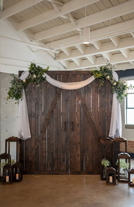 Pallet Backdrop With Flowers, Homemade Wedding Arch Rustic, Barn Door Photo Backdrop, Barn Door Wedding Backdrop, Barn Door Wedding Entrance, Barn Wedding Backdrop, Pallet Backdrop Wedding, Rustic Wedding Photo Booth, Wood Backdrop Wedding