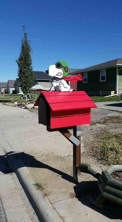 Snoopy Mailbox Diy, Funny Mailbox Ideas, Snoopy Mailbox Ideas, Funky Mailbox Ideas, Cool Mailbox Ideas Unique, Diy Wood Mailbox Ideas, Halloween Mailbox Decorations, Mailbox Painting Ideas, Unique Mailbox Ideas