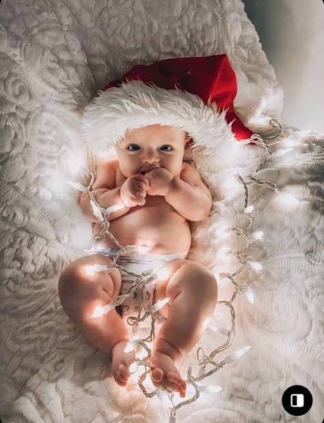 Themed Baby Photoshoot, Baby Healthy Food, Thanksgiving Baby Pictures, Christmas Baby Photoshoot, Holiday Baby Pictures, Newborn Christmas Pictures, Diy Christmas Photoshoot, Baby Holiday Photos, Baby Christmas Photography