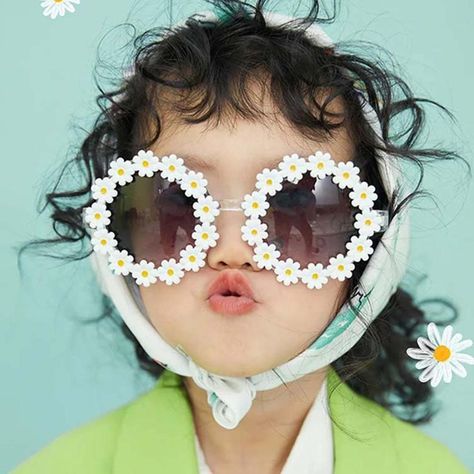 Flower Sunglasses, Baby Sunglasses, Girl With Sunglasses, Shades Sunglasses, Kids Sunglasses, Daisy Flower, Creative Fashion, Flower Shape, Kids And Parenting