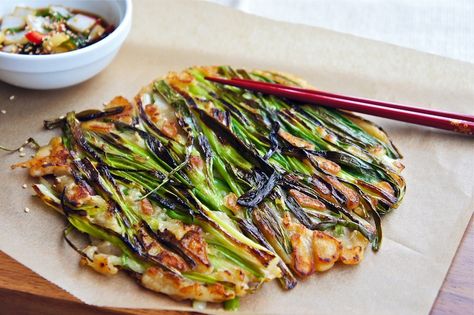 This sounds SO delicious! Korean Green Onion Pancake Recipe, Korean Green Onion, Green Onion Pancake Recipe, Scallion Pancake Recipe, Green Onion Pancake, Recipe Korean, Onion Pancake, Scallion Pancakes, Bawang Bombay