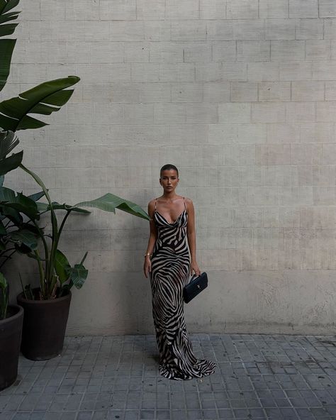 Alice Olivia Cross | Jungle fever 🦓 | Instagram Classy Everyday Outfits Summer Casual, Classy Everyday Outfits, Classy Vacation Outfits, Vacation Outfits Tropical, Venus Clothing, Jamaica Outfits, Jungle Fever, Classy Outfits For Women, Dinner Dress Classy