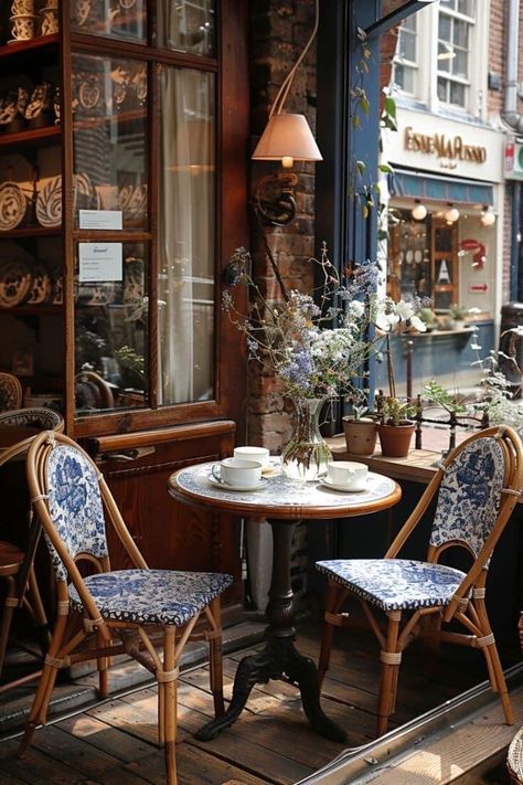 Bistro Interior, Bistro Decor, Bistro Kitchen, Cozy Coffee Shop, Cafe Shop Design, Coffee Shop Aesthetic, Outdoor Bistro Set, French Cafe, Vintage Cafe