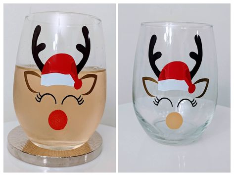 Painted Wine Glasses Christmas, Holly And Ivy, Painting Glass Jars, Christmas Wine Glasses, Wine Glass Designs, Diy Wine Glasses, Decorated Wine Glasses, Christmas Glasses, Wine Glass Crafts