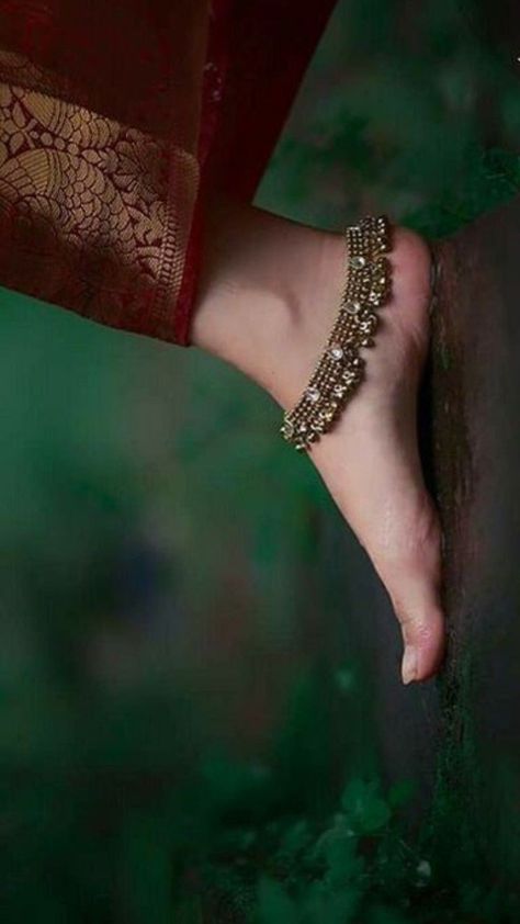 Desi Cottagecore, Anklets Indian, Beautiful Anklet, Anklet Designs, Simple Kurta Designs, Fashion Shoes Sandals, Ankle Jewelry, Women Anklets, Best Pose For Photoshoot