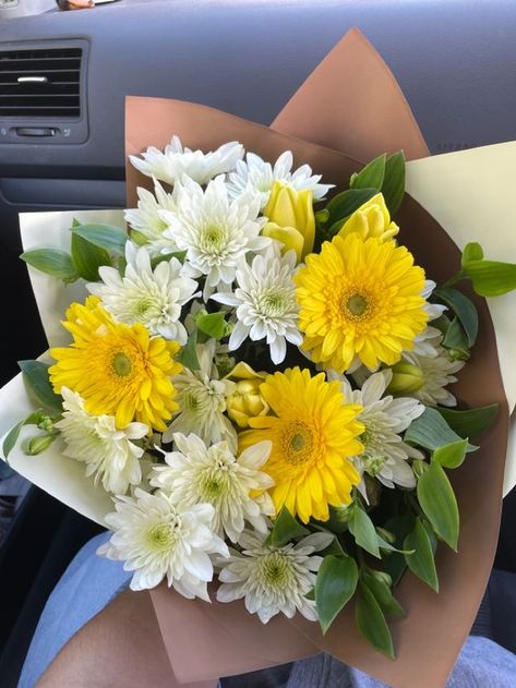 Yellow And White Roses Bouquet, Yellow Prom Bouquet, White And Yellow Flower Arrangements, Yellow And White Flower Arrangements, White Sunflower Bouquet, Flower Bussines, Crysanthemum Flower, Yellow And White Bouquet, Daffodils Bouquet