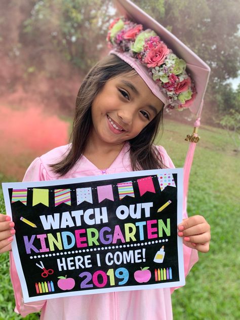 Kindergarten Promotion, Kindergarten Graduation Ideas, Kindergarten Graduation Pictures, Vpk Graduation, Come Back To School, Kindergarden Graduation, Kindergarten Here I Come, Prek Graduation, Back To School Chalkboard