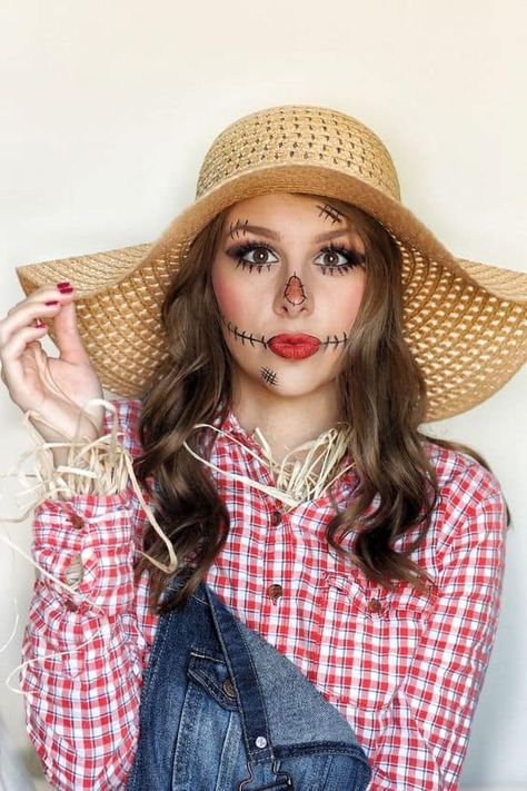 28 Amazing Minimalist Halloween Costumes » Lady Decluttered Minimalist Halloween Costume, Work Appropriate Halloween Costumes, Halloween Costumes Scarecrow, Scarecrow Halloween, Creepy Halloween Costumes, Scarecrow Costume, Minimalist Halloween, Diy Costumes Women, Easy Diy Costumes