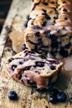 This easy Blueberry Bread recipe is made in just 10 minutes and requires 9 ingredients. It is super soft and moist because of added sour cream and brown sugar. 2 cups of blueberries make sure that this Blueberry Bread deserves its name. Easy Blueberry Bread, Blueberry Quick Bread, Blueberry Bread Recipe, Fruity Recipes, Resep Brownies, Hot Bread, Blueberry Desserts, Blueberry Bread, Easy Blueberry