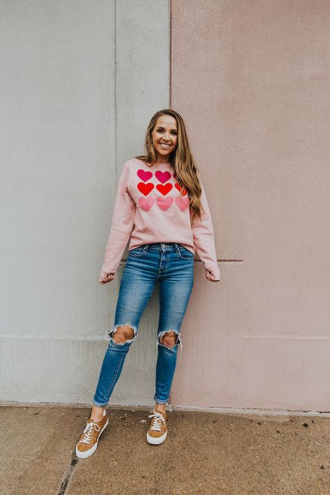 DIY Cut-out heart sweatshirt for Valentine's Day Heart Cut Out Shirt, Diy Valentine's Shirts, Valentine Outfits For Women, Cute Valentines Day Outfits, Valentine Nail, Diy Heart, Heart Cut Out, Diy Valentine, Beginner Sewing