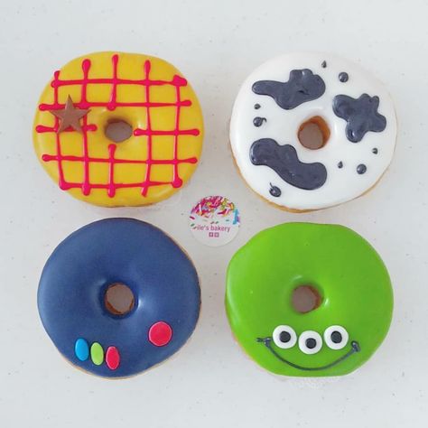 Donas Toy Story • Toy Story donuts #ilesbakery 💖 Toy Story Food, T Rex Toys, Toy Story Party Decorations, Toy Story Baby, Toy Story Theme, Toy Story Cakes, Story Birthday, Mickey Mouse Parties, Cute Donuts