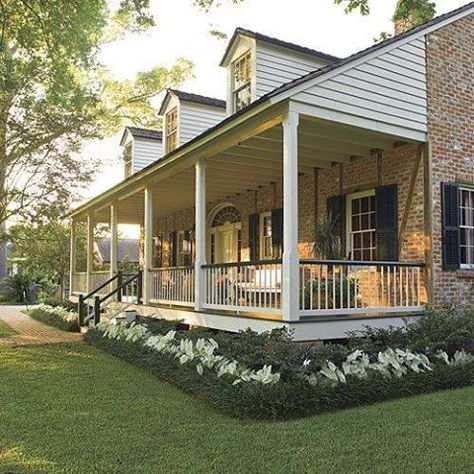 Neat and tidy Porch Landscaping, Creative Landscape, Farmhouse Landscaping, Farmhouse Front Porches, Farmhouse Front, Casa Exterior, House With Porch, Porch Design, Porch Patio