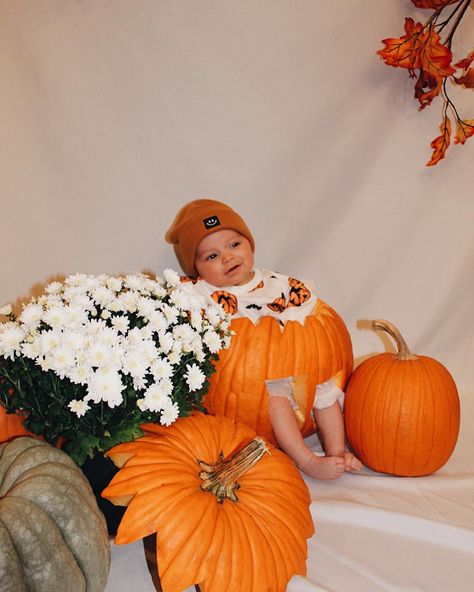 Baby In Pumpkin Picture, Pumpkin Baby Photoshoot, Baby Pumpkin But Pictures, Babies First Halloween Pumpkin, Fall Pumpkin Newborn Pictures, Pumpkin Pregnancy Photos, Baby Pumkin Shoot, Fall Baby Pictures, Picture Blanket