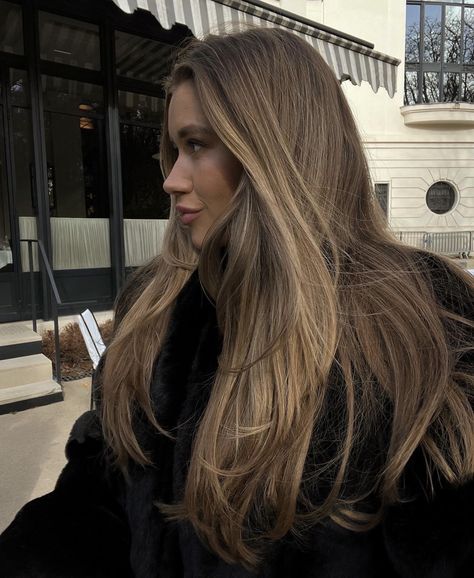 Haircut Bangs, Pale Skin Hair Color, Hair Pale Skin, Brown Hair Inspo, Brunette Hair With Highlights, Dirty Blonde Hair, Hair Color Auburn, Brown Hair Balayage, Blonde Hair Inspiration