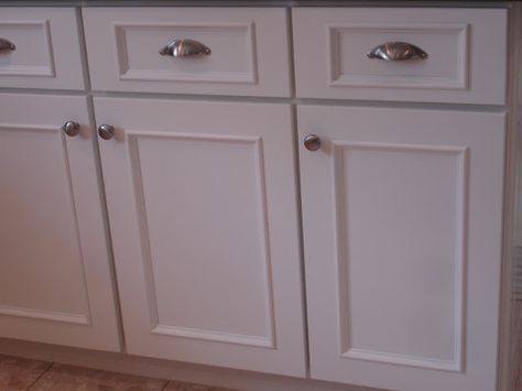 Add some molding and new fixtures to update those boring flat cabinets Flat Kitchen Cabinet Doors, Flat Kitchen Cabinets, Flat Cabinet Doors, Flat Panel Kitchen Cabinets, White Kitchen Cabinet Doors, Cabinet Door Makeover, Flat Panel Cabinet, Panel Kitchen Cabinets, Flat Cabinets