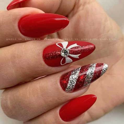 Christmas Nail Designs Acrylic, Red And Silver Nails, Nail Art Noel, Red Nail Art Designs, Multicolored Nails, Romantic Partner, Nagellack Trends, Red Christmas Nails, Romantic Nails