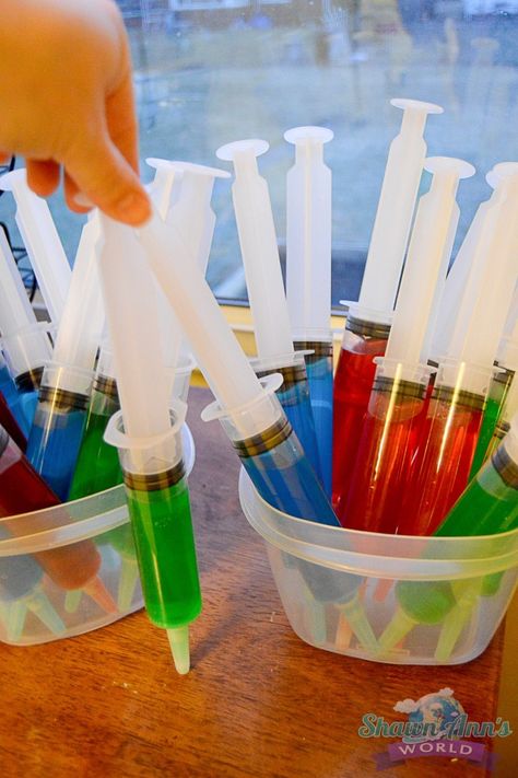 Mad Scientist Jell-O Syringes. You have no idea how awesome this is! X D Sleepover Halloween, Mad Scientist Party, Work Recipes, Scientist Party, Jello Shot, Science Birthday, Halloween Fest, Spooky Food, Science Party