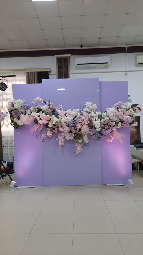 Wedding Anniversary Stage Decoration, Lavender Photo Backdrop, Purple Photo Backdrop, Purple Wedding Backdrop, Display Backdrop, New Home Decor Ideas, Backdrop Purple, Chic Home Decor Ideas, Pink Flower Arrangements