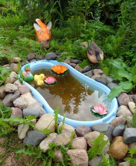 Old, ugly bathtub can become great pond Landscaping With Planters, Bathroom Tubs, Creative Garden Decor, Small Water Features, Herb Garden Design, Old Bathroom, Reuse And Recycle, Diy Raised Garden, Garden Junk