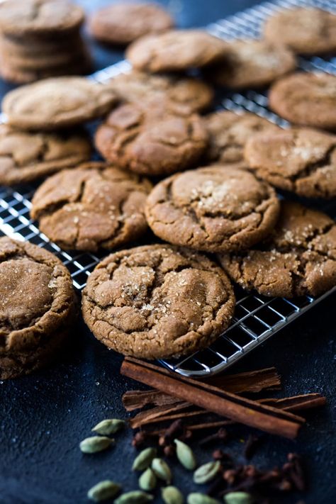 Spicy Chai Molasses Cookies are soft and chewy on the inside and crispy on the edges. Seasoned with chai spices, these take old-fashioned Molasses Cookies to whole other level! #molassescookies #chiacookies #christmascookies Old Fashioned Molasses Cookies, Chai Cookies, Chewy Molasses Cookies, Chai Spices, Ginger Molasses Cookies, Molasses Cookies, Chai Spice, Soft Cookie, Seasoning Recipes