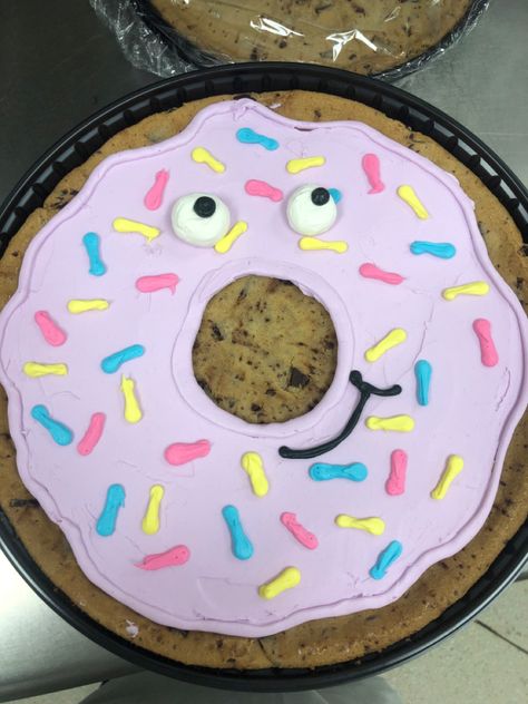 Cookie Cake Frosting Designs, Decorated Cookie Cake Ideas, Giant Cookie Decoration Ideas, Easy Cookie Cake Decorating Ideas, Cookie Cake Decorating Ideas Summer, Preppy Cookie Cake Design, Summer Cookie Cake, Simple Cookie Cake Designs, Cookie Cake Decorating Ideas Birthdays