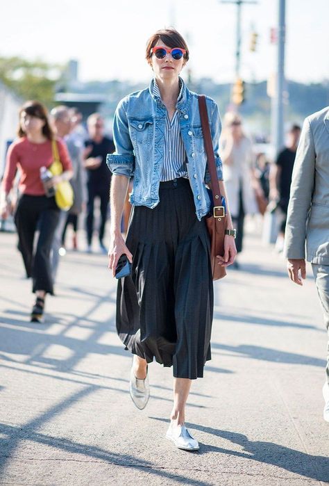 New York Fashion Week Street Style Spring 2017: The Best Moments from NYFW… Jeans Trend, Style Casual Chic, New York Fashion Week Street Style, Street Style 2017, Looks Street Style, Spring Street Style, Style Spring, Street Style Inspiration, Cool Street Fashion