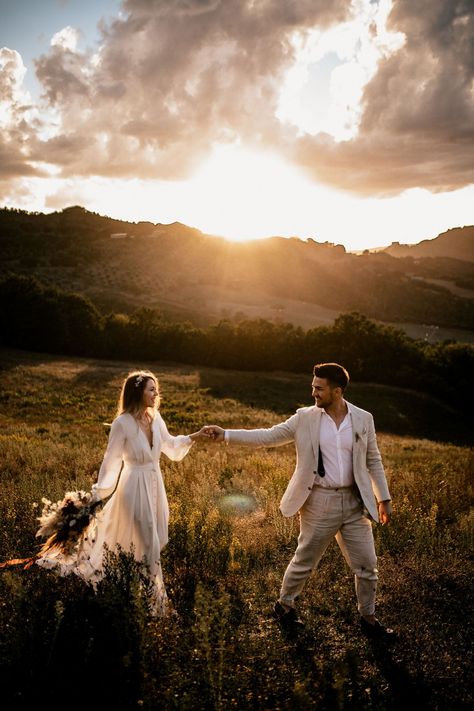 Take a virtual trip to this outdoor wedding in Italy with dried flowers and an epic family-style reception table! Summer Golden Hour, Vineyard Photography, Traveling To Italy, Summer Wedding Attire, Wedding Fotos, Summer In Italy, Wedding Photoshoot Props, Pre Wedding Shoot Ideas, Mountain Engagement Session