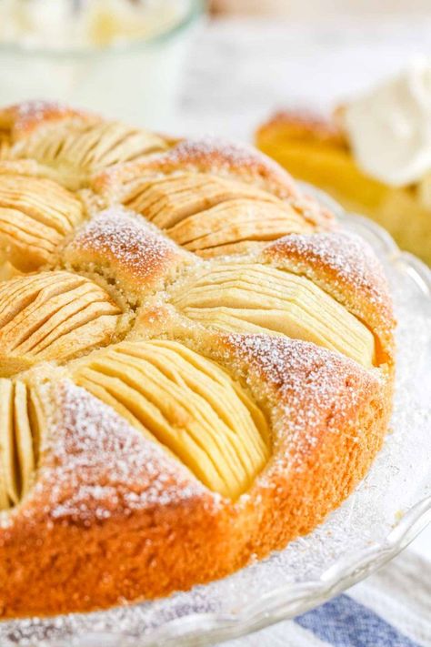 Traditional German Desserts, Apple Cake Recipe Easy, German Apple Cake, German Food Authentic, Easy Apple Cake, Apple Cake Recipe, German Cake, German Desserts, Apple Coffee Cakes