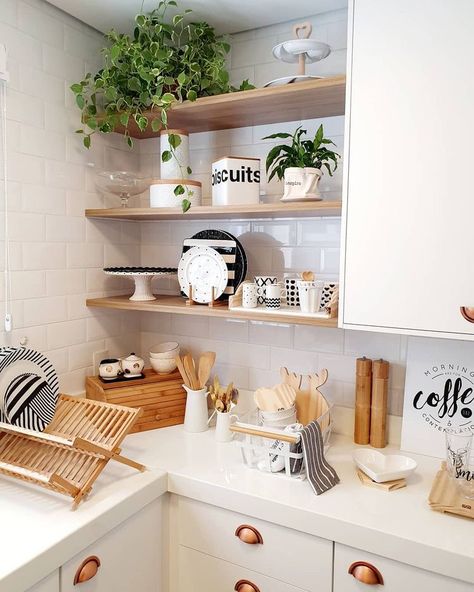 Vem conferir várias ideias de decoração com plantas. Foto: @elasduasdecoram #design #decor #decoration #decoração #plantas #cozinha Kitchen Organization Diy, Kitchen Pantry Design, Small Kitchen Decor, Kitchen Farmhouse, Kitchen Inspiration Design, Kitchen Furniture Design, Home Design Decor, Home N Decor, Home Decor Kitchen