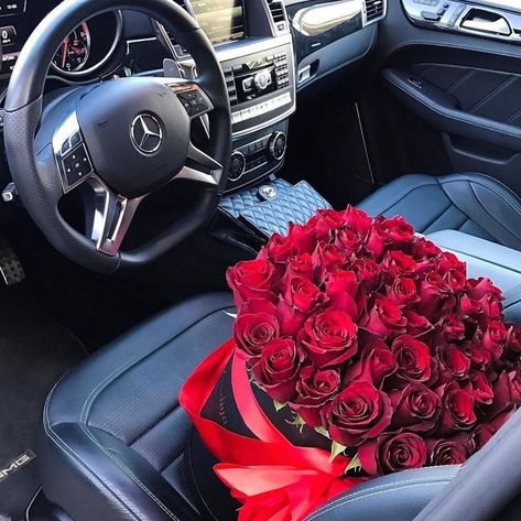 @luxury.lifestyle.lover on Instagram: “Don’t ever give up and settle for less, my lovers. I realized I wasn't going to find a man until I was willing to expose my heart, to…” Rosen Box, Photo Rose, Luxury Lifestyle Women, Flower Car, Mercedes Car, Luxe Life, Luxury Flowers, Mercedes Amg, Rose Bouquet